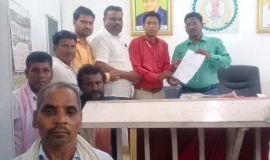 भाजपा खोरपा मंडल द्वारा 1 नवंबर से धान खरीदी की मांग को लेकर सौंपा गया ज्ञापन।