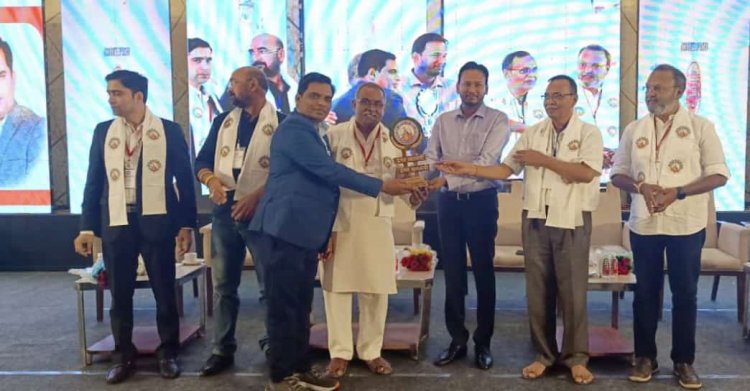 छत्तीसगढ़िया वाणिज्य एवं व्यापार महासंघ ने ईश्वर पटेल को उत्कृष्ट  व्यापारी सम्मान से  किया सम्मानित।