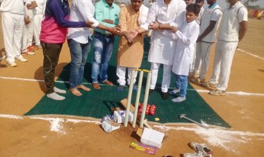 सलौनी में आयोजित राज्य स्तरीय ड्यूस बॉल क्रिकेट प्रतियोगिता के शुभारंभ में पहुंचे चिन्मय दावड़ा।