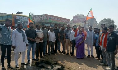 भाजयुमो अभनपुर मंडल ने मोहन मरकाम का पुतला जलाकर किया विरोध प्रदर्शन